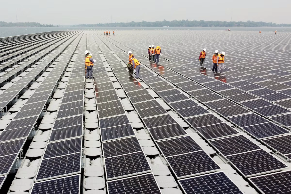 Donald Trump announces new tariffs on Chinese PV modules, impacting the global solar cable and solar panel supply chain, with effects on solar wholesalers and distributors.
